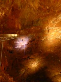 Eine schwindelerregende Aussichtsplattform in der Haupthöhle